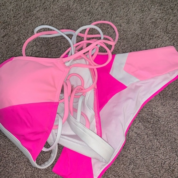 Victoria’s Secret Bikini - Picture 8 of 8